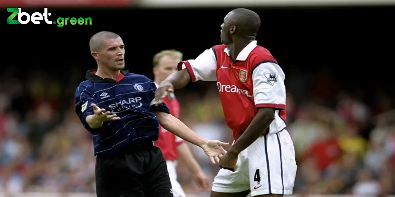 Treo giò là gì? Những quy định cụ thể về lỗi vi phạm này 1 Đình chỉ thi đấu là hình phạt khi cầu thủ phạm lỗi nghiêm trọng trên sân thi đấu