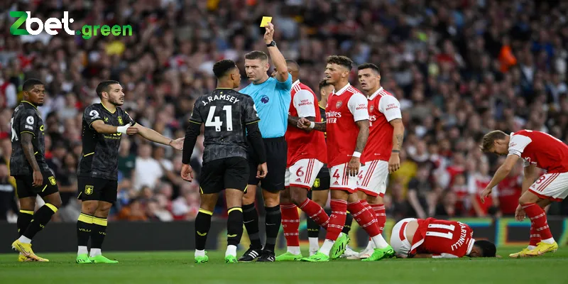 Treo giò là gì? Những quy định cụ thể về lỗi vi phạm này 2 Nếu cầu thủ không tuân theo yêu cầu của trọng tài có thể bị đình chỉ thi đấu