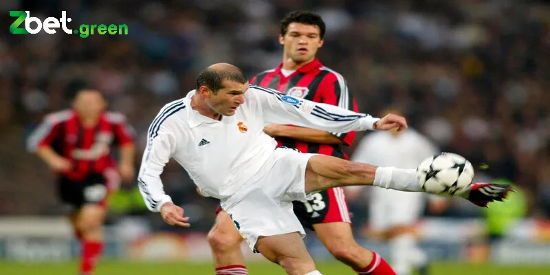 Treo giò là gì? Những quy định cụ thể về lỗi vi phạm này 4 Zinedine Zidane đã từng bị cấm thi đấu 3 trận do bạo hành cầu thủ đối phương